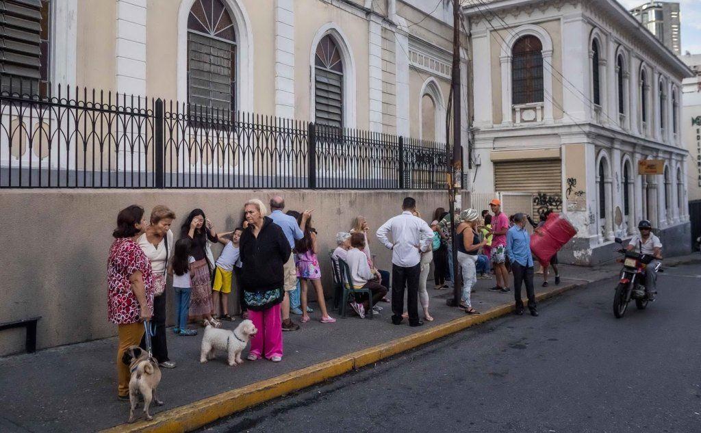 Cittadini per strada dopo la scossa di terremoto a Caracas