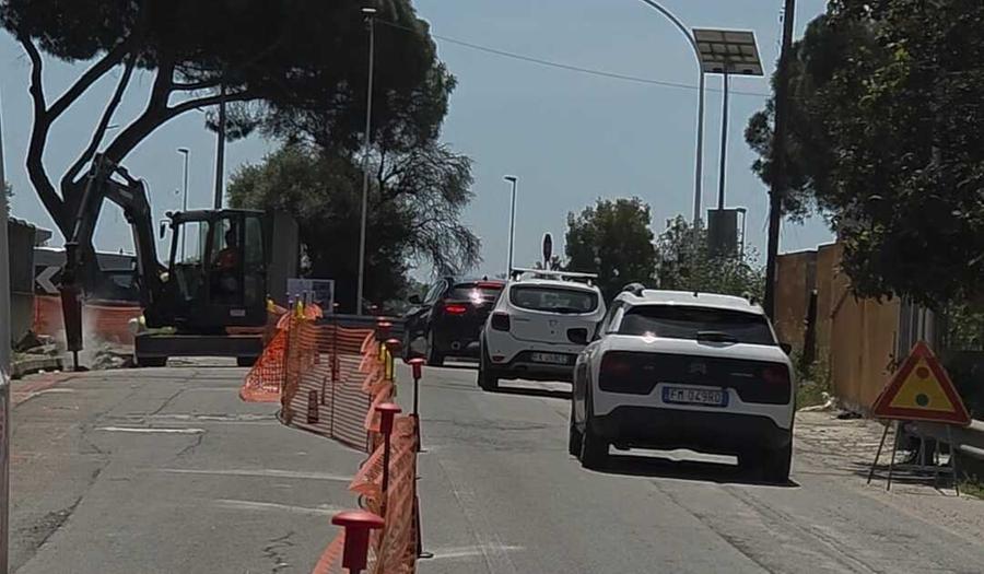 Nuovi marciapiedi sulla 196, via al cantiere