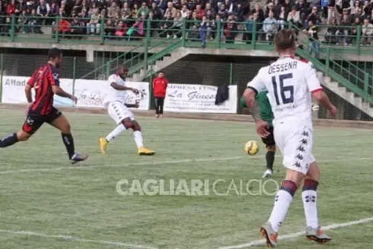 Uno dei gol di Ibarbo (foto www.cagliaricalcio.net)