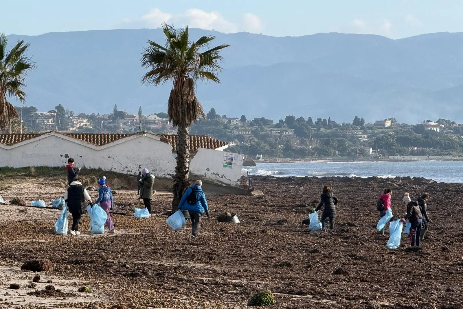 I volontari in azione al Poetto di Quartu