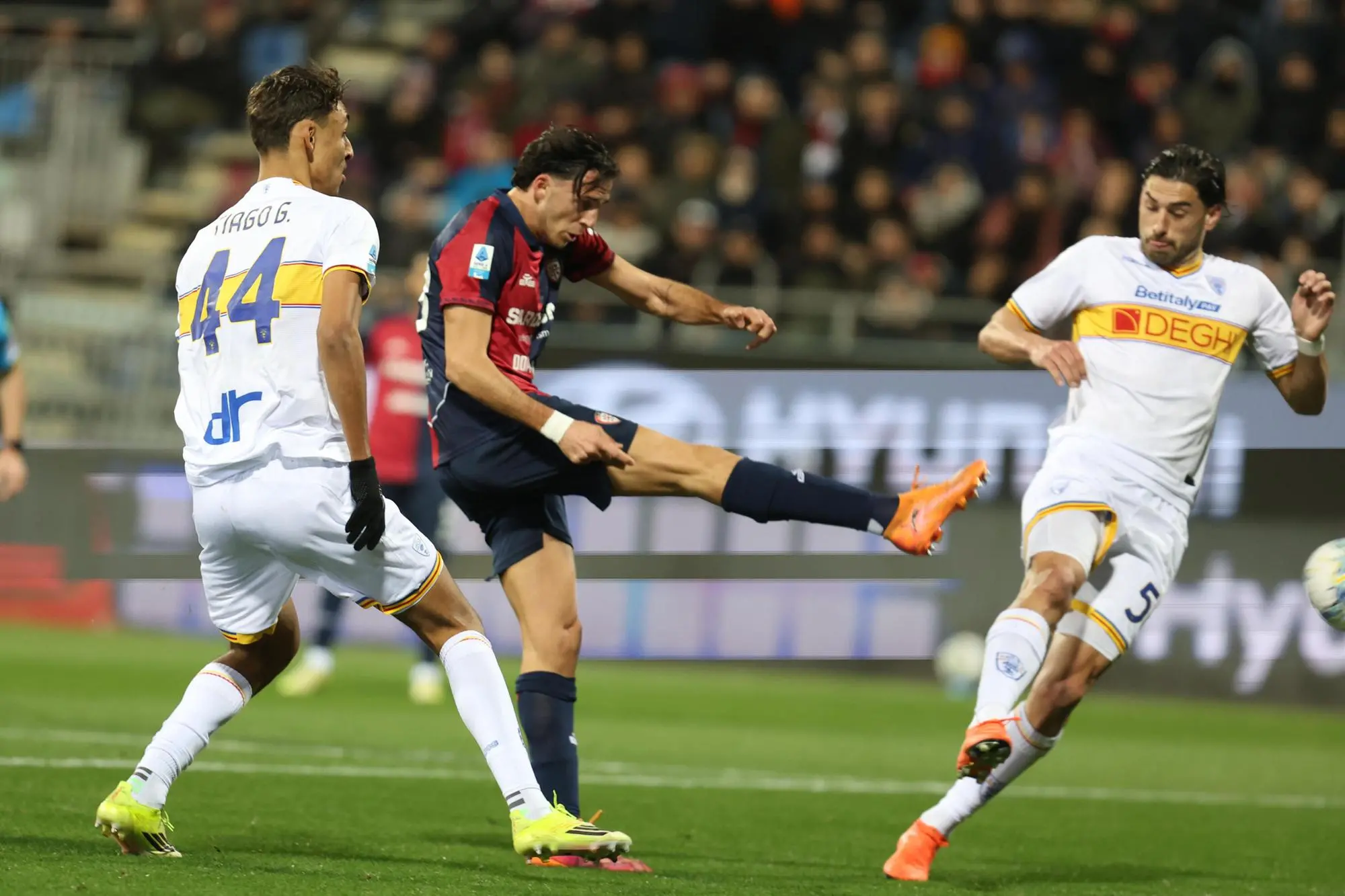 Gabriele Zappa al tiro in Cagliari-Lecce (foto Ansa)