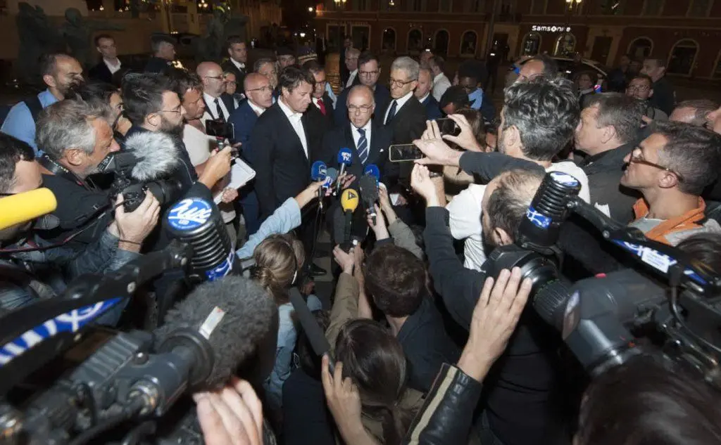 Muoiono in totale 84 persone, tra cui sei italiani