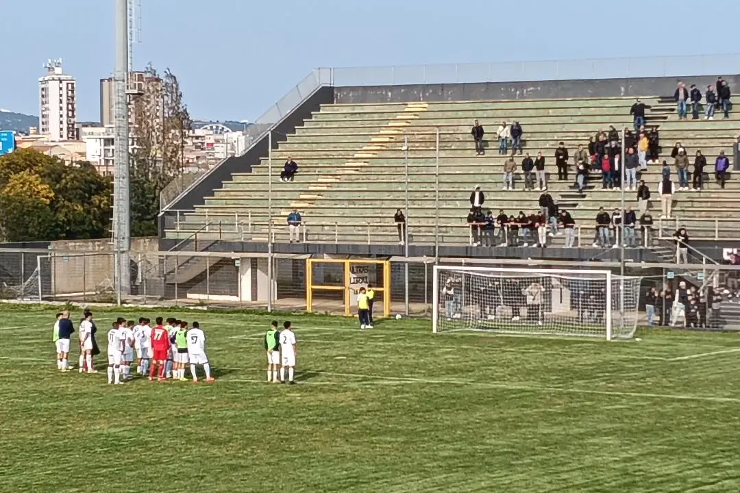 L’Olbia sotto la curva dopo lo 0-0 col Cassino (foto Ilenia Giagnoni)