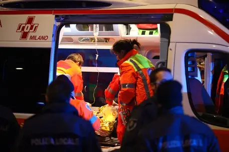 Milano, ambulanza (foto Ansa)
