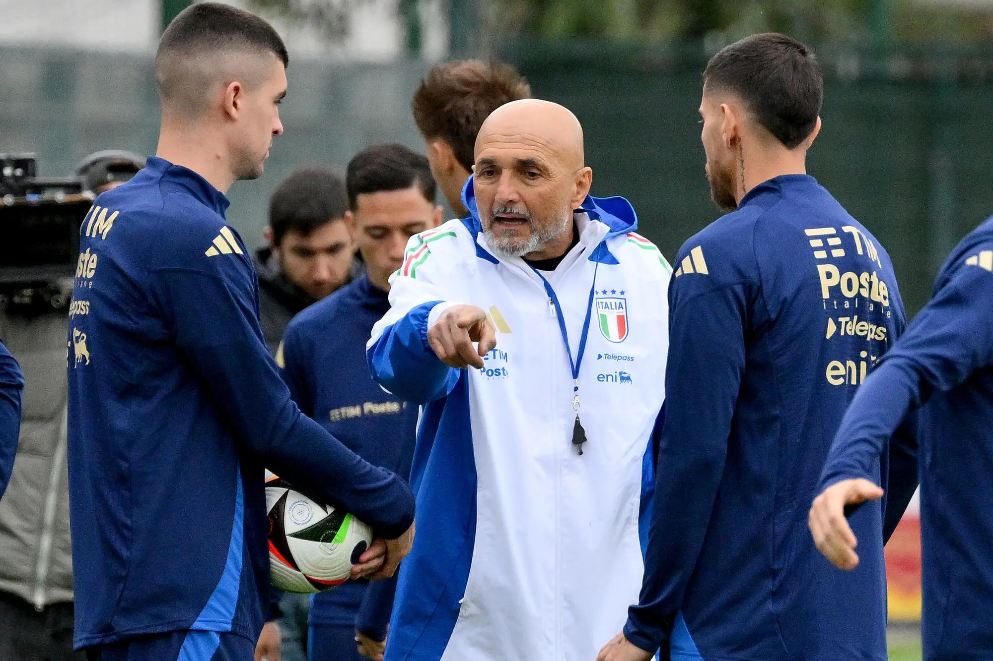 Italy's national soccer team head coach, Luciano Spalletti (C), talks with Italy's national soccer team players, Lorenzo Pellegrini (R) and Gianluca Mancini, during a training session at the ''Giulio Onesti'' training centre in Rome, Italy, 18 March 2024. ANSA/ETTORE FERRARI