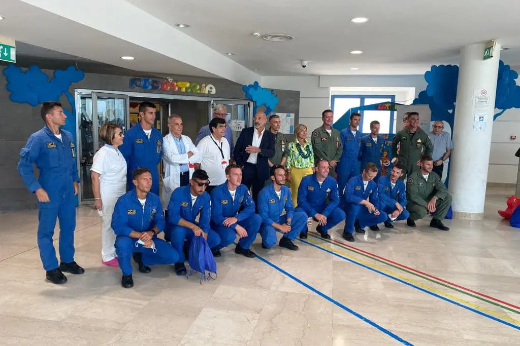 La visita dei piloti delle Frecce tricolori all'ospedale Brotzu di Cagliari