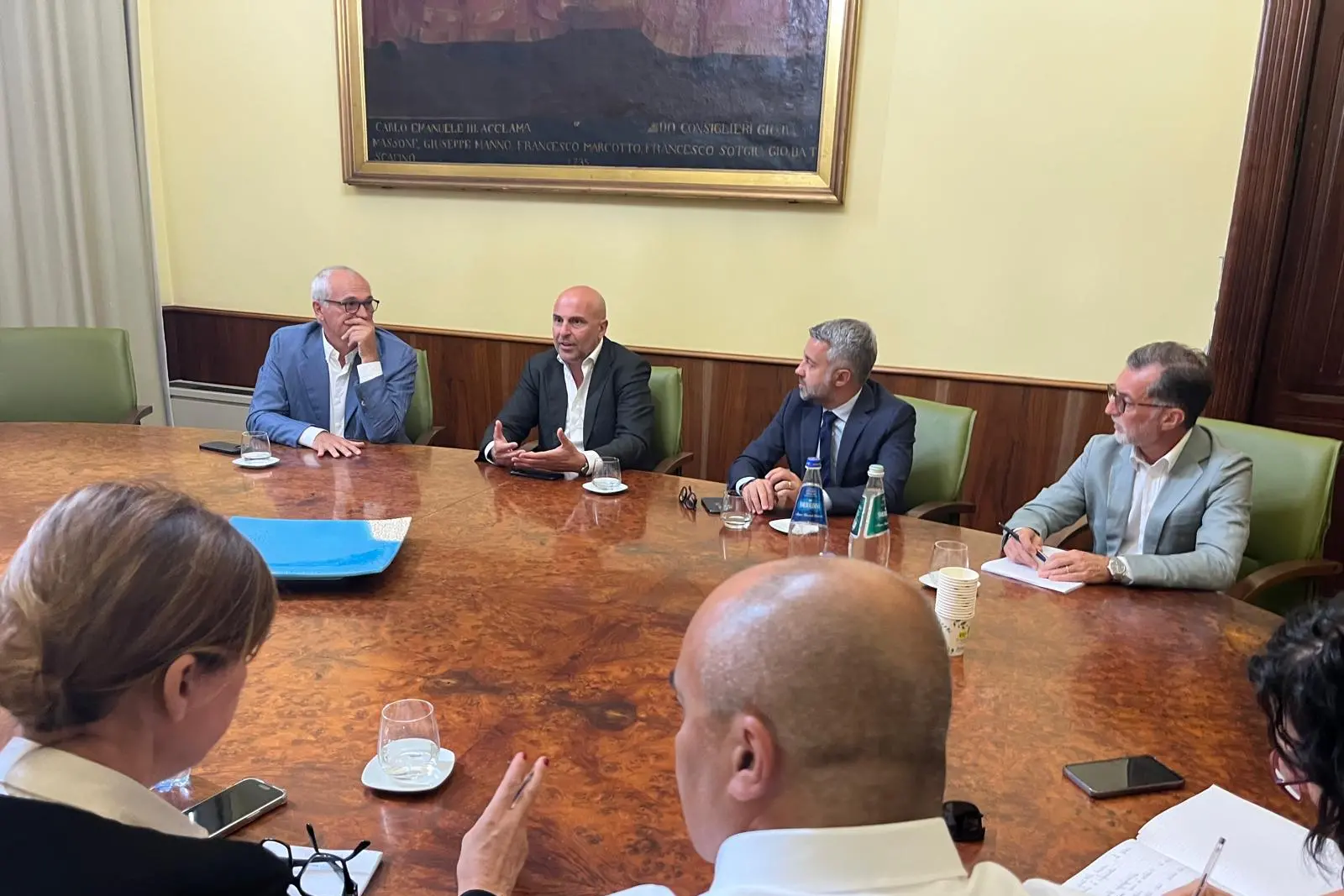 La delegazione del Cagliari Calcio all'incontro in Comune