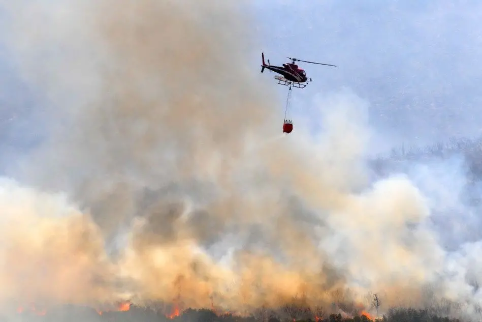 Un elicottero impegnato nello spegnimento di un incendio (foto d'archivio)