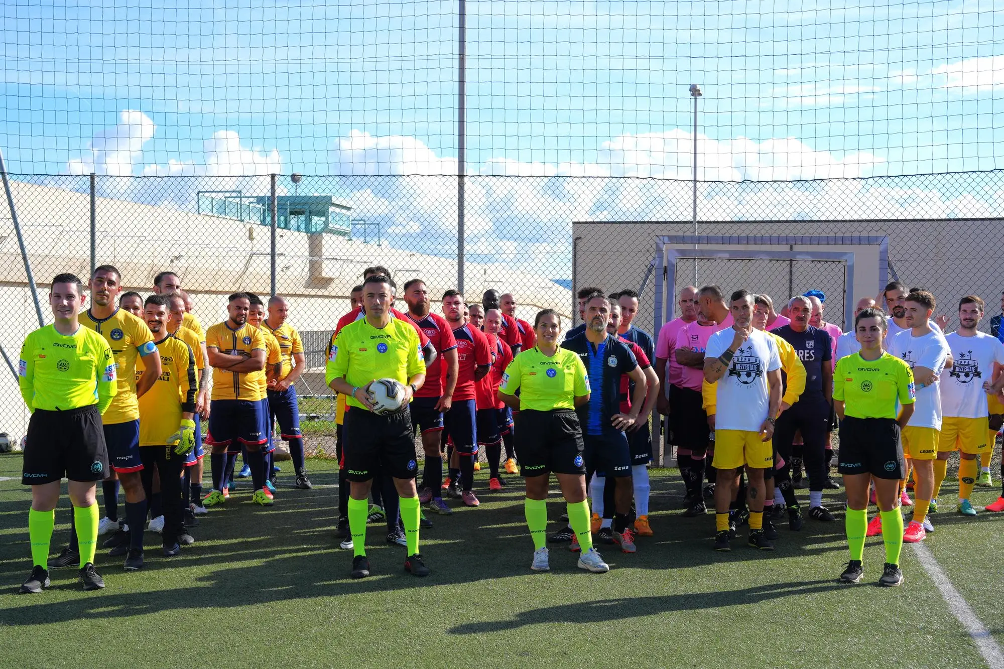 Alcuni dei partecipanti al quadrangolare di calcio in carcere a Bancali
