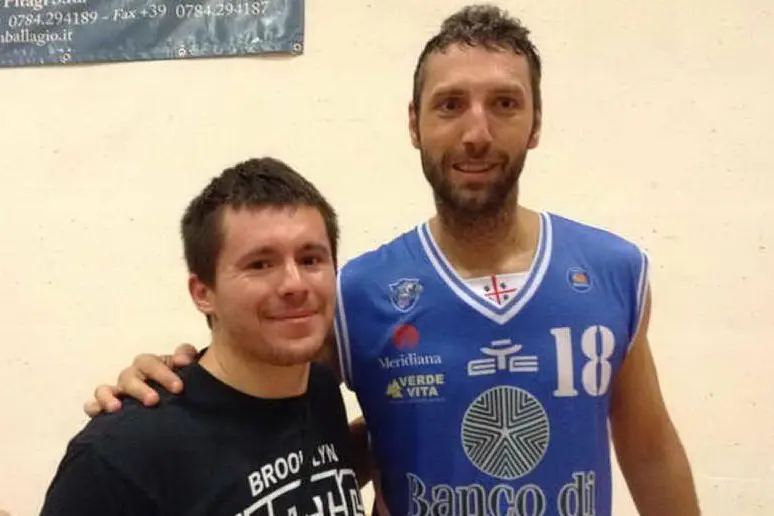 Florian Mujedini con l'ex capitano della Dinamo Manuel Vanuzzo (foto L'Unione Sarda - Garau)