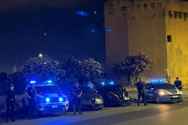 Lo schieramento delle forze dell'ordine a Porto Torres (foto concessa)