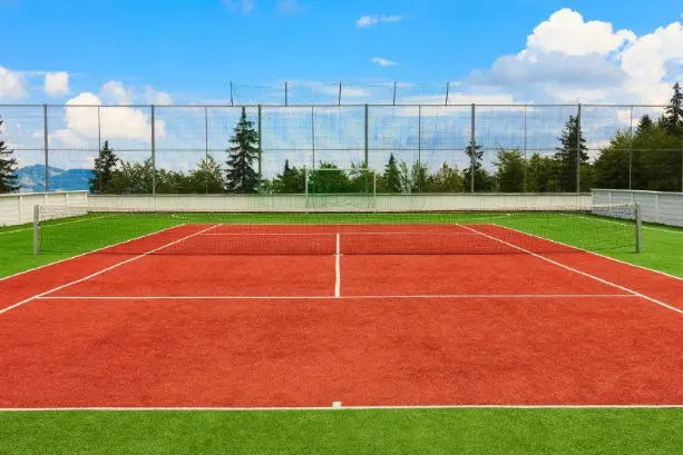 Il campo da tennis a Bono (foto concessa)