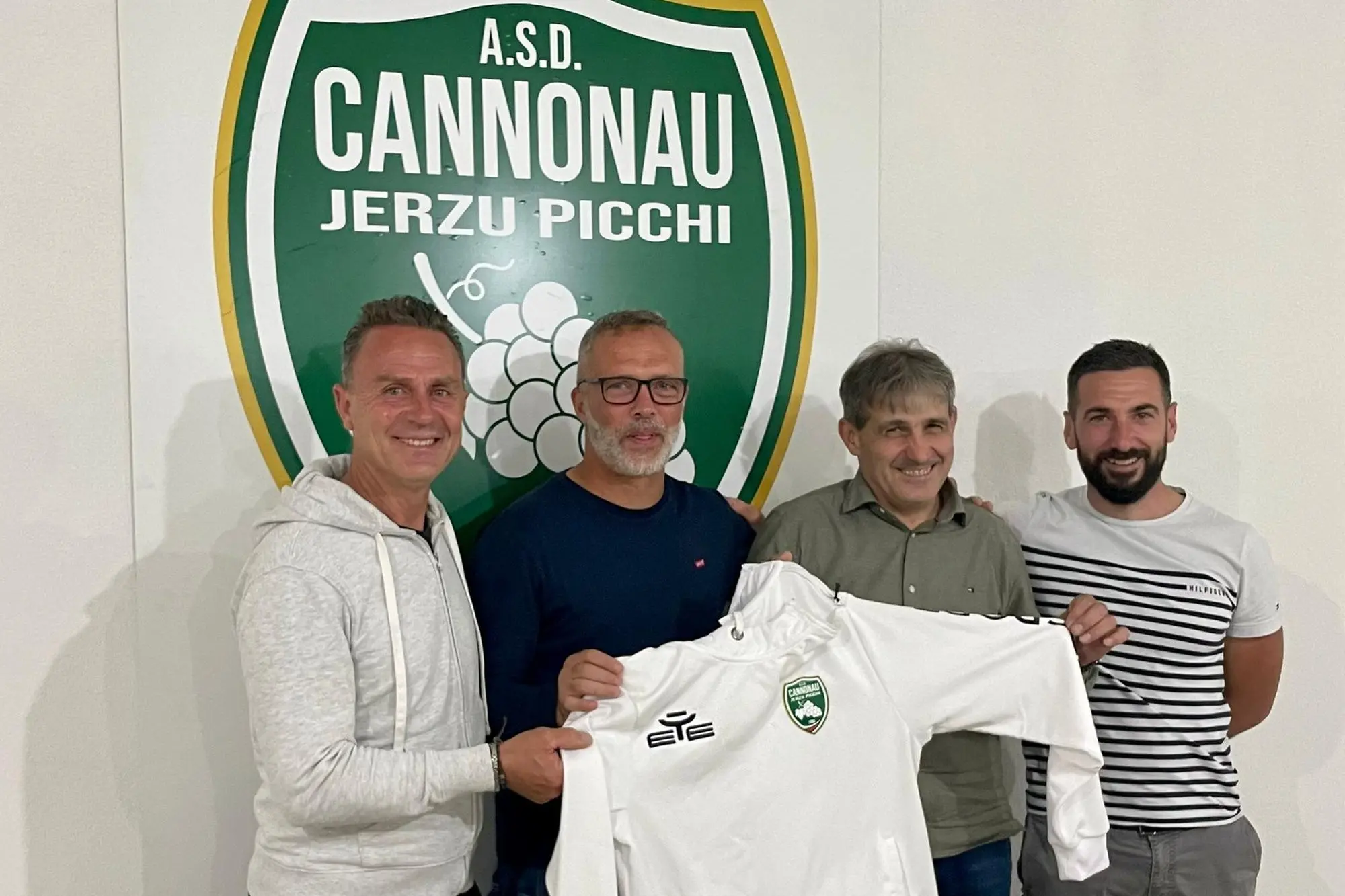 Andrea Piccarreta (secondo da sinistra) durante la presentazione con alcuni dirigenti del Cannonau Jerzu (foto Secci)