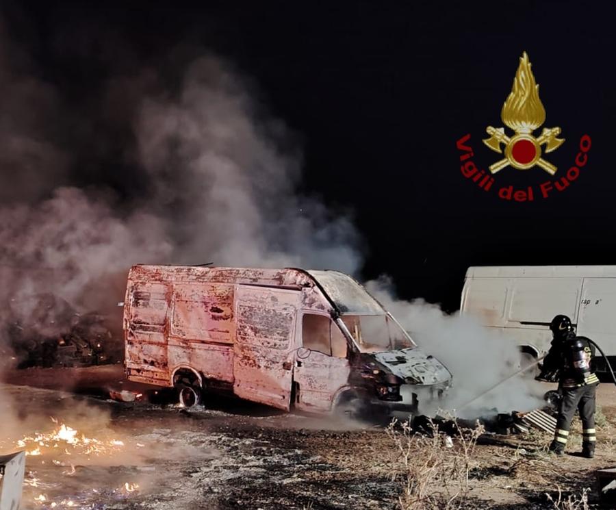 In fiamme vecchie auto e furgoni abbandonati: allarme vicino alla 554