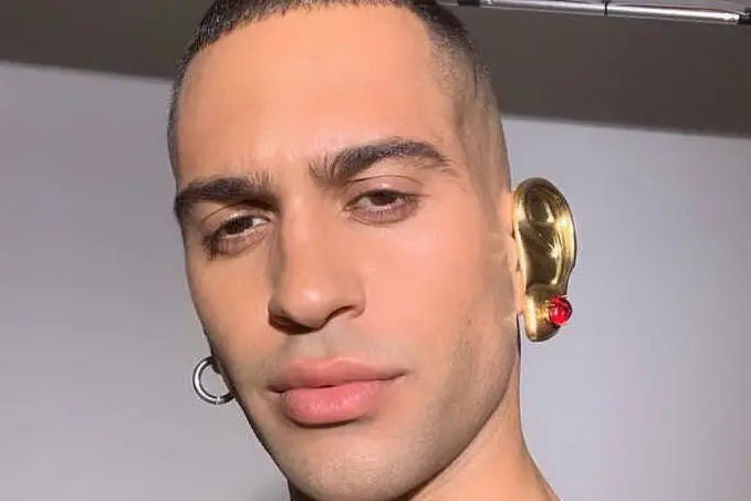 Mahmood nello scatto postato su Instagram
