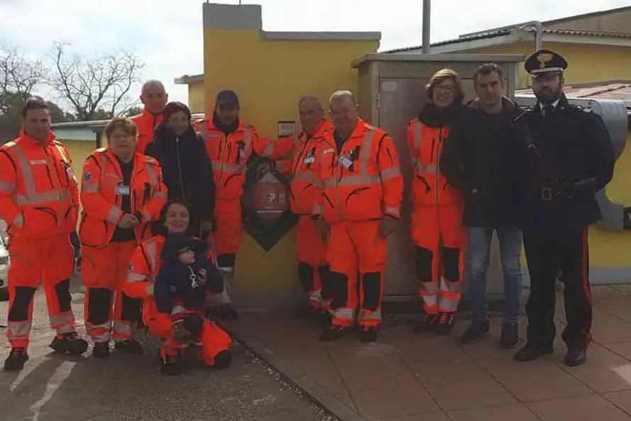 I volontari che hanno posizionato il defibrillatore (foto L'Unione Sarda - Sirigu)