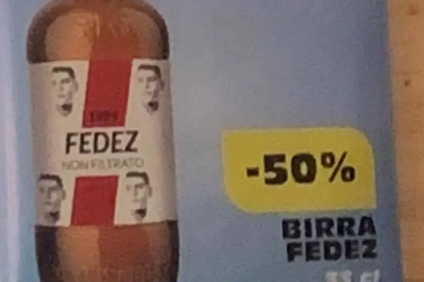 La "birra Fedez" in stile Ichnusa, con il suo volto al posto dei Quattro Mori (foto Instagram)