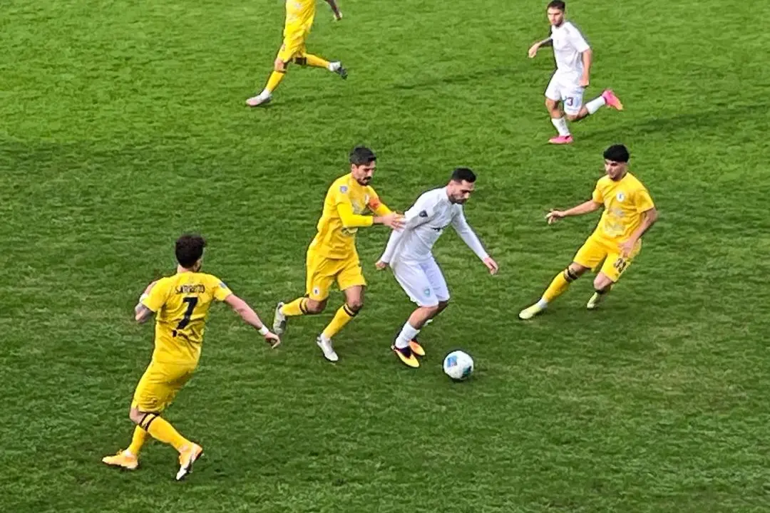 Il capitano del Cos Feola in marcatura su Biancu nel derby di Olbia (foto Ilenia Giagnoni)