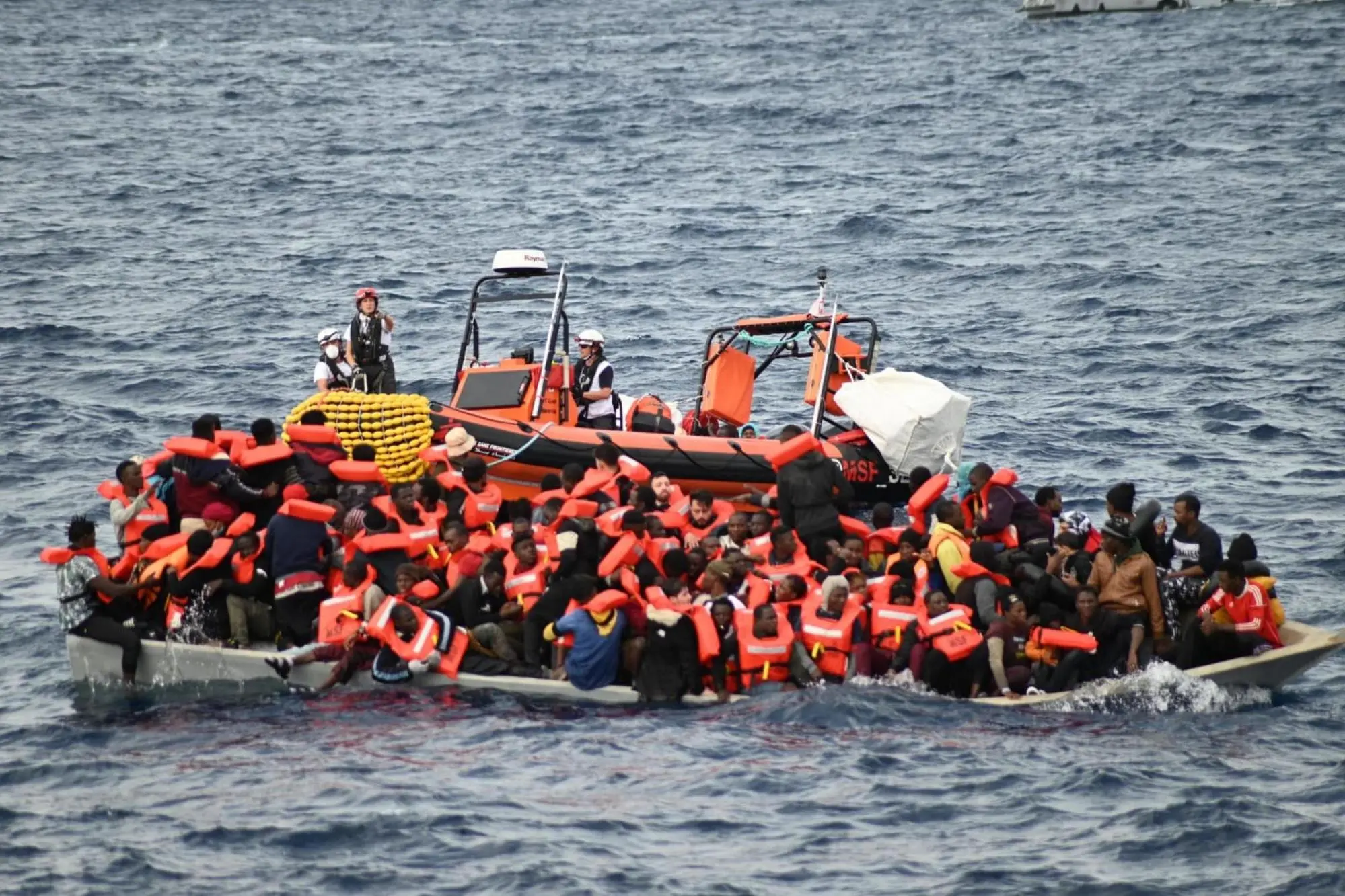 La 'Geo Barents' la nave di Medici senza frontiere con a bordo 186 migranti e 10 cadaveri ritrovati sul fondo di una barca arrivata al porto di Messina, 19 novembre 2021. ANSA/ TWITTER ++HO - NO SALES EDITORIAL USE ONLKY++