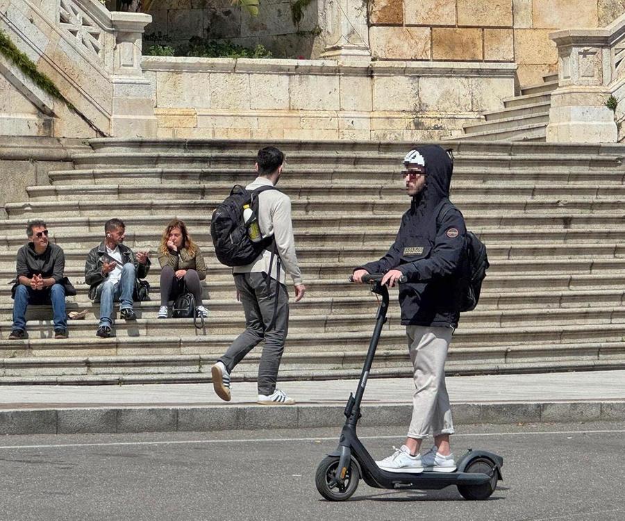 Stretta sui monopattini, delusione e critiche: «Sempre nuovi balzelli»
