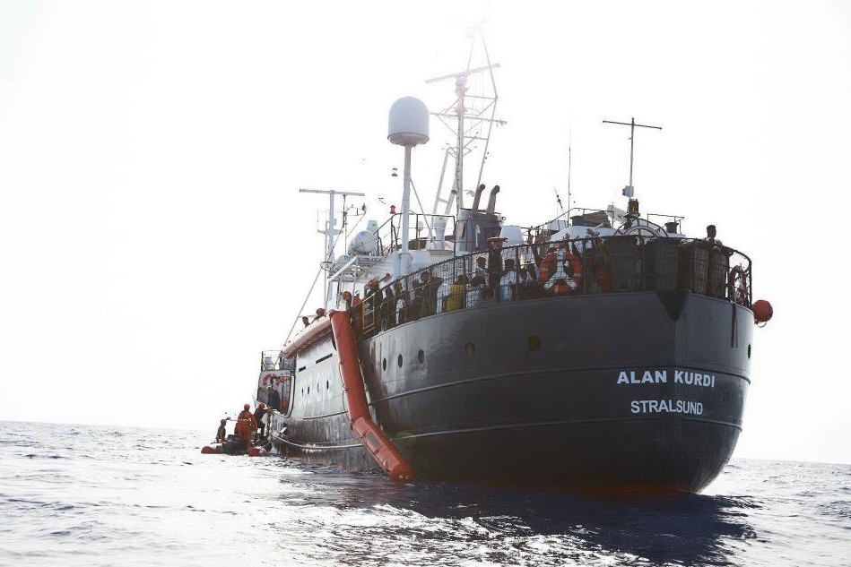 La nave Alan Kurdi con 149 migranti ancora in cerca di un porto