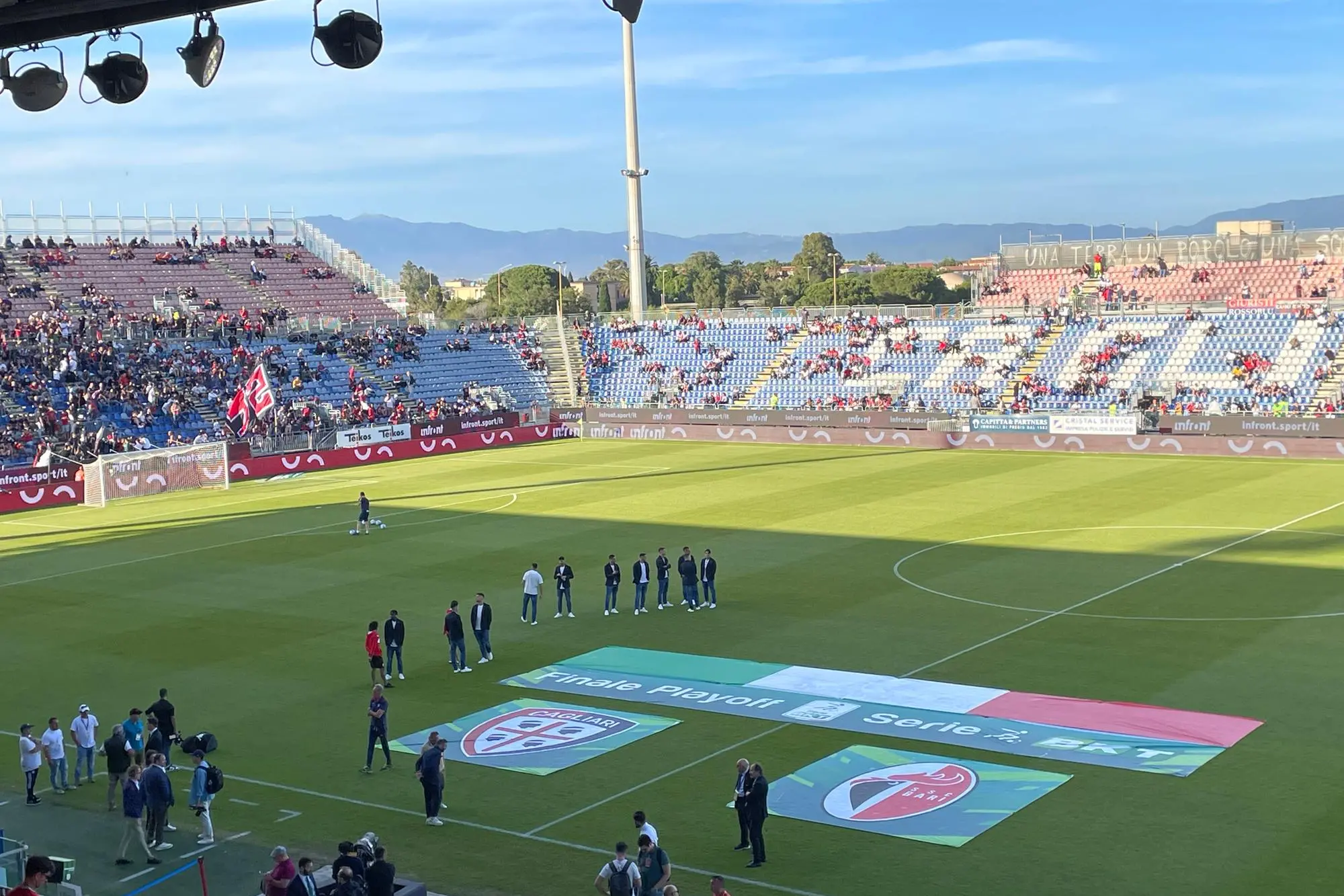 L’Unipol Domus in fase di riempimento in vista di Cagliari-Bari (foto Spignesi)