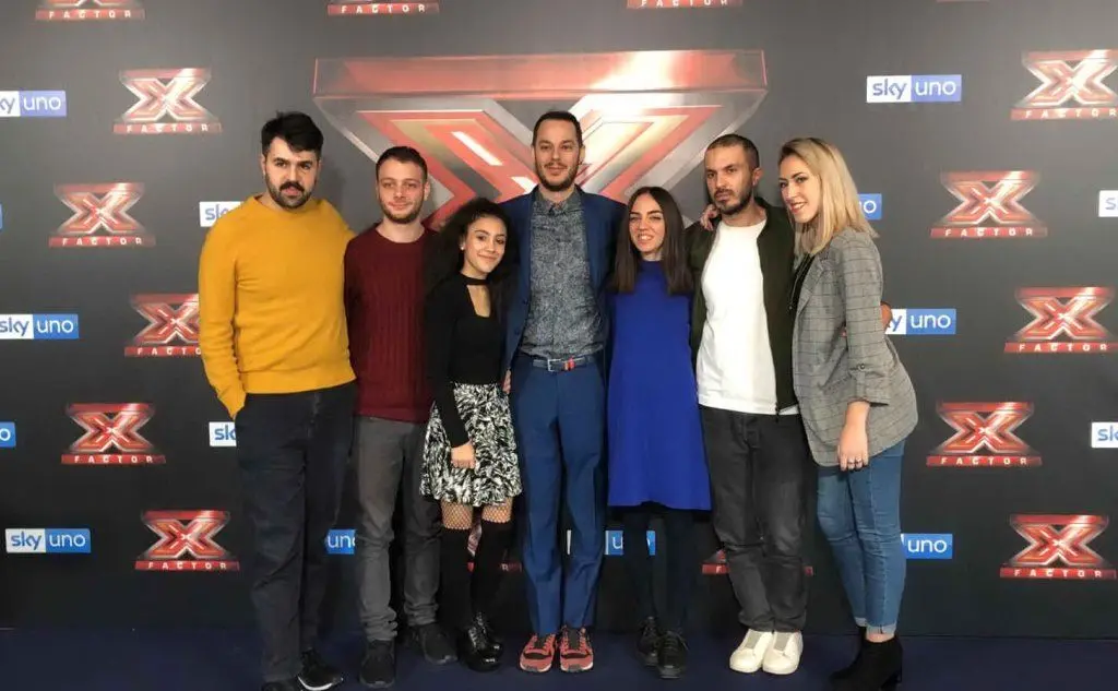 I finalisti assieme a Simone Ferrari, direttore artistico di X Factor (foto L'Unione Sarda)