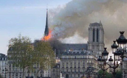 Parigi, a fuoco la cattedrale di Notre Dame