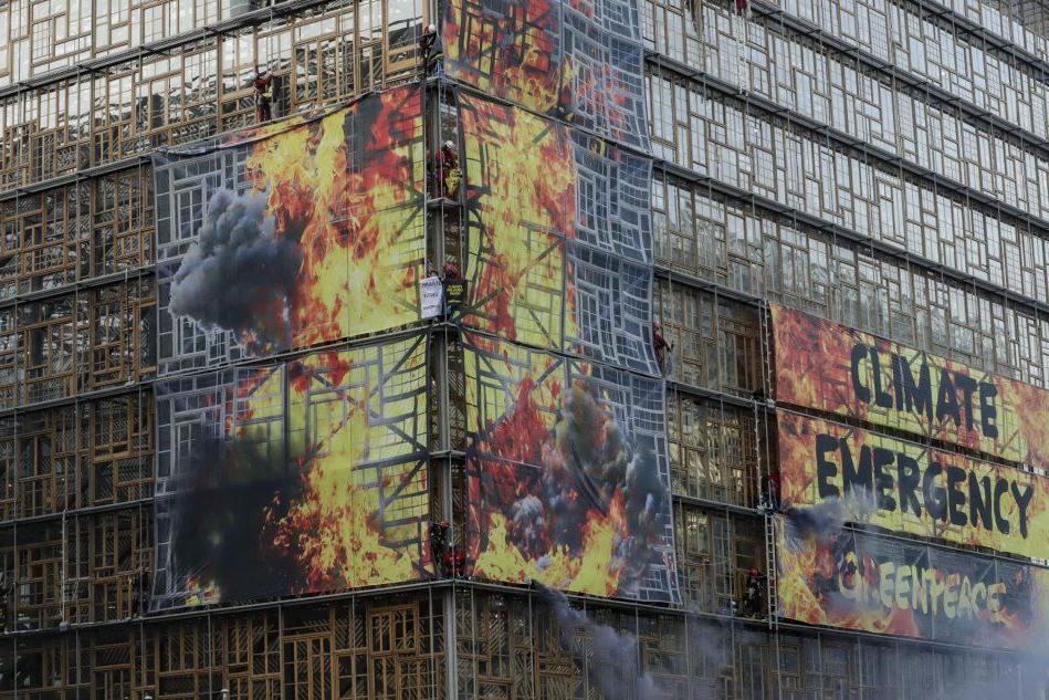 Greenpeace &quot;incendia&quot; il palazzo del Consiglio Europeo