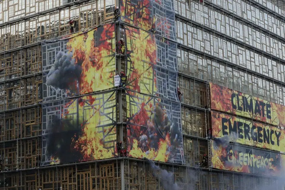 Bruxelles, Greenpeace "brucia" il palazzo del Consiglio Ue