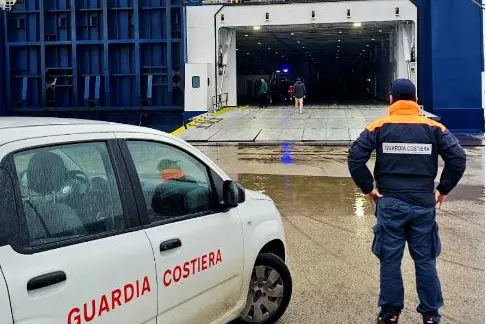 L'intervento della Guardia costiera di Porto Torres (foto Capitaneria)