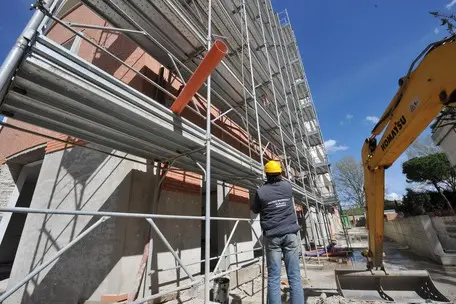 Un cantiere edilizio (Ansa)