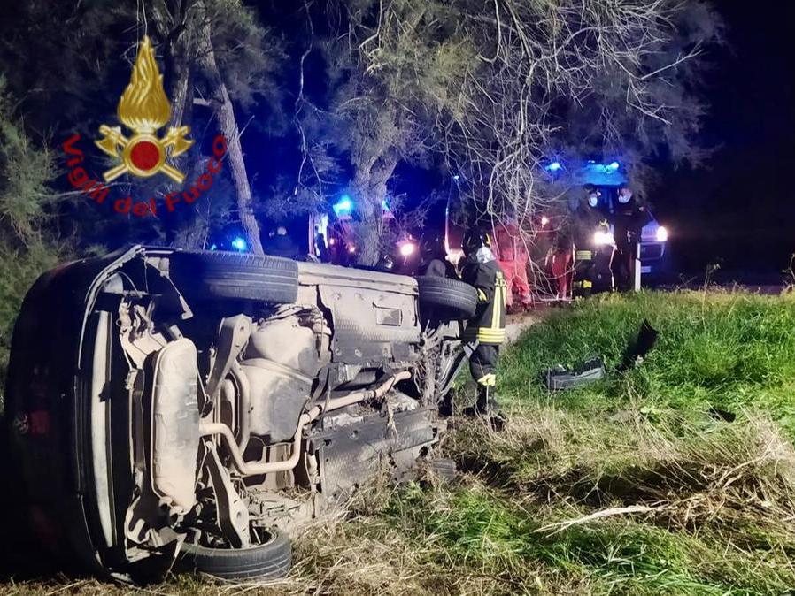 Auto vola fuori strada e si schianta contro un albero, muore un 29enne a Pabillonis