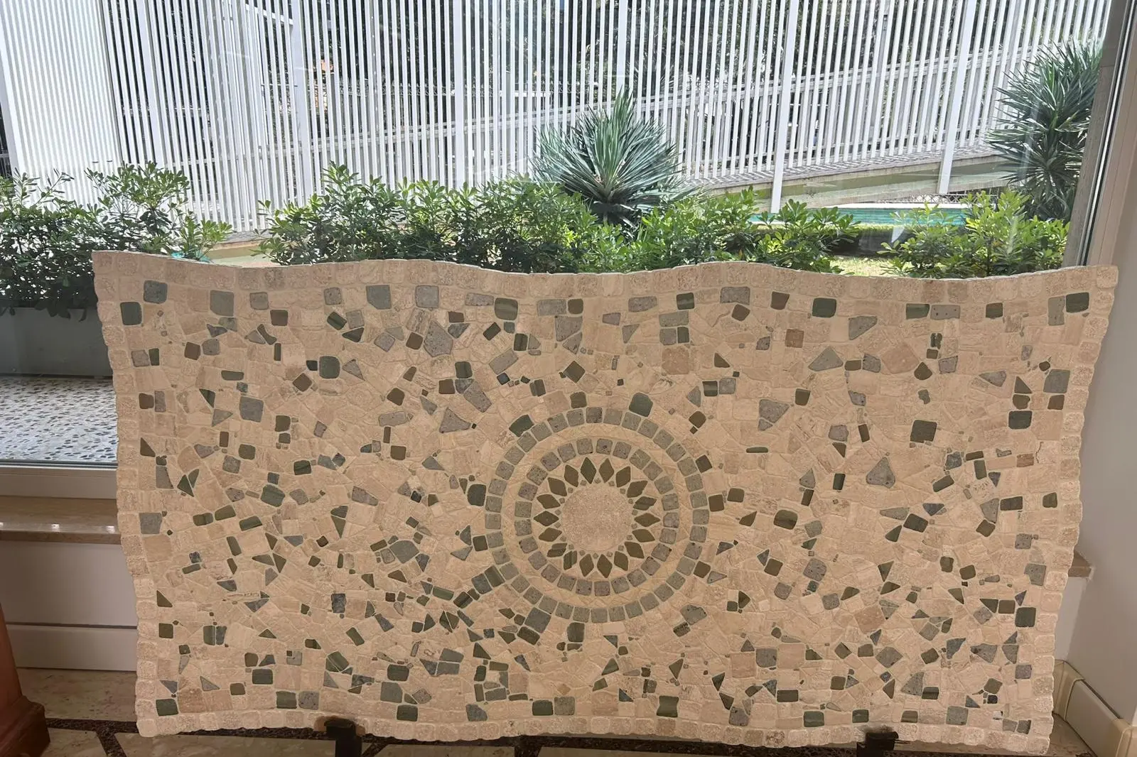 Un mosaico in pietra esposto nel padiglione Tavolara (foto concessa)