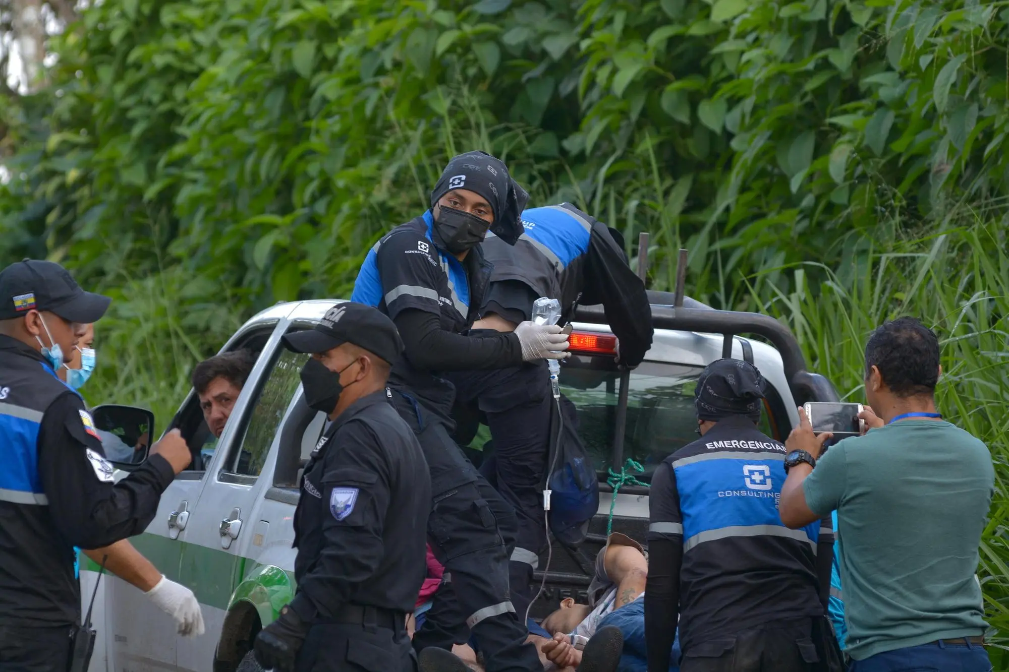 I soccorsi ai feriti nella rivolta in carcere in Ecuador (Ansa)