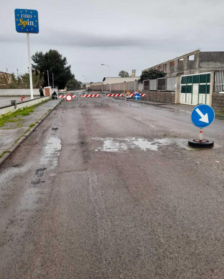 Sprofonda l’asfalto dopo le piogge, chiusa la strada in zona industriale
