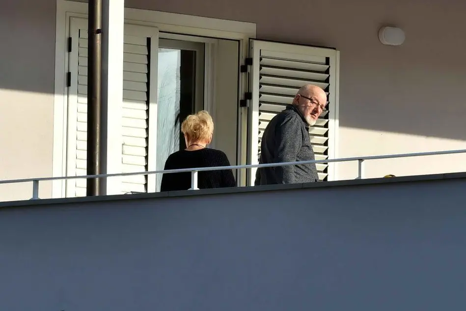 I coniugi Renzi al balcone della casa della figlia a Rignano sull'Arno, dove sono ai domiciliari (Ansa)