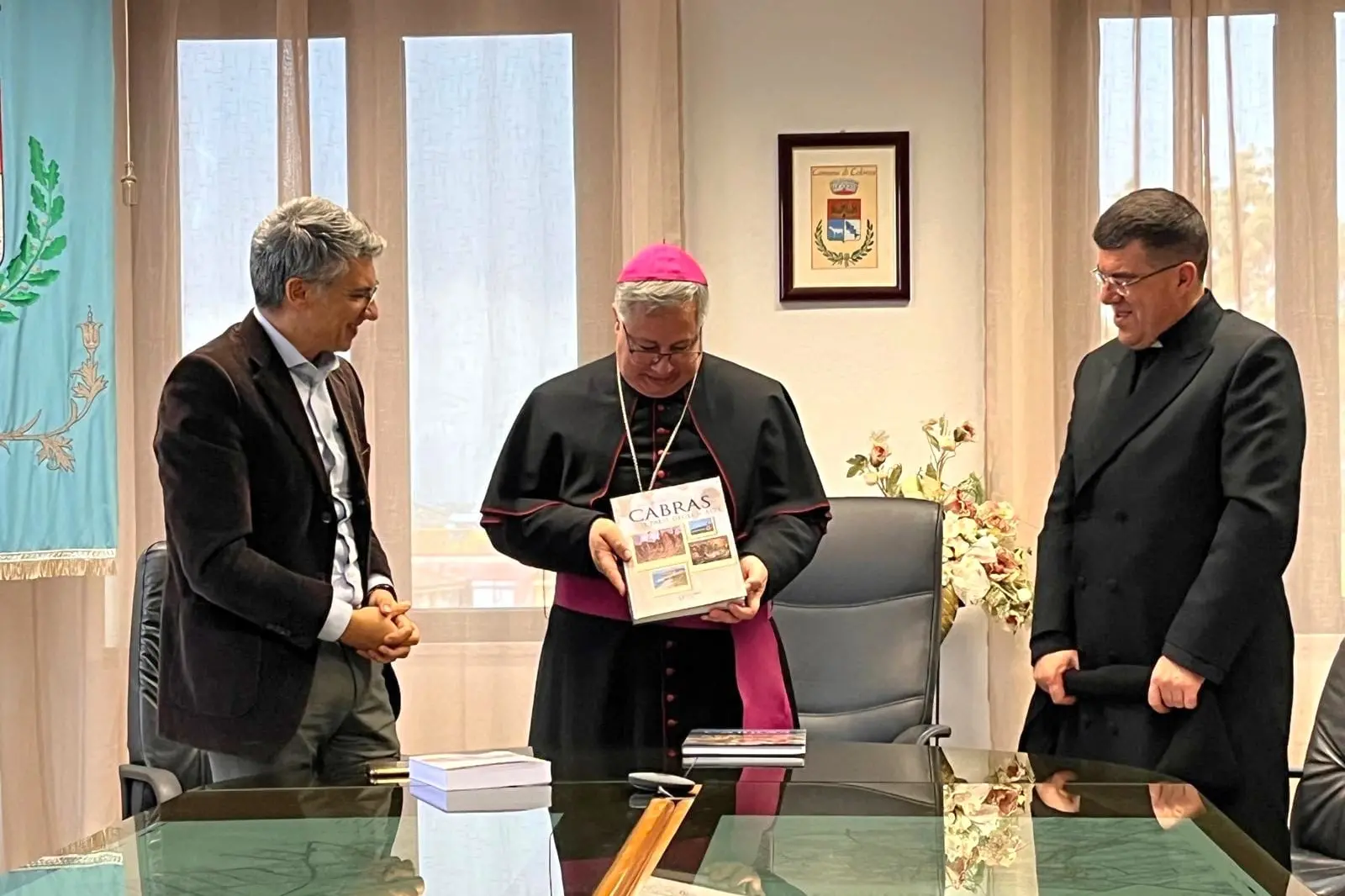 L'incontro tra Monsignor Carboni e il sindaco Andrea Abis (Foto concessa)
