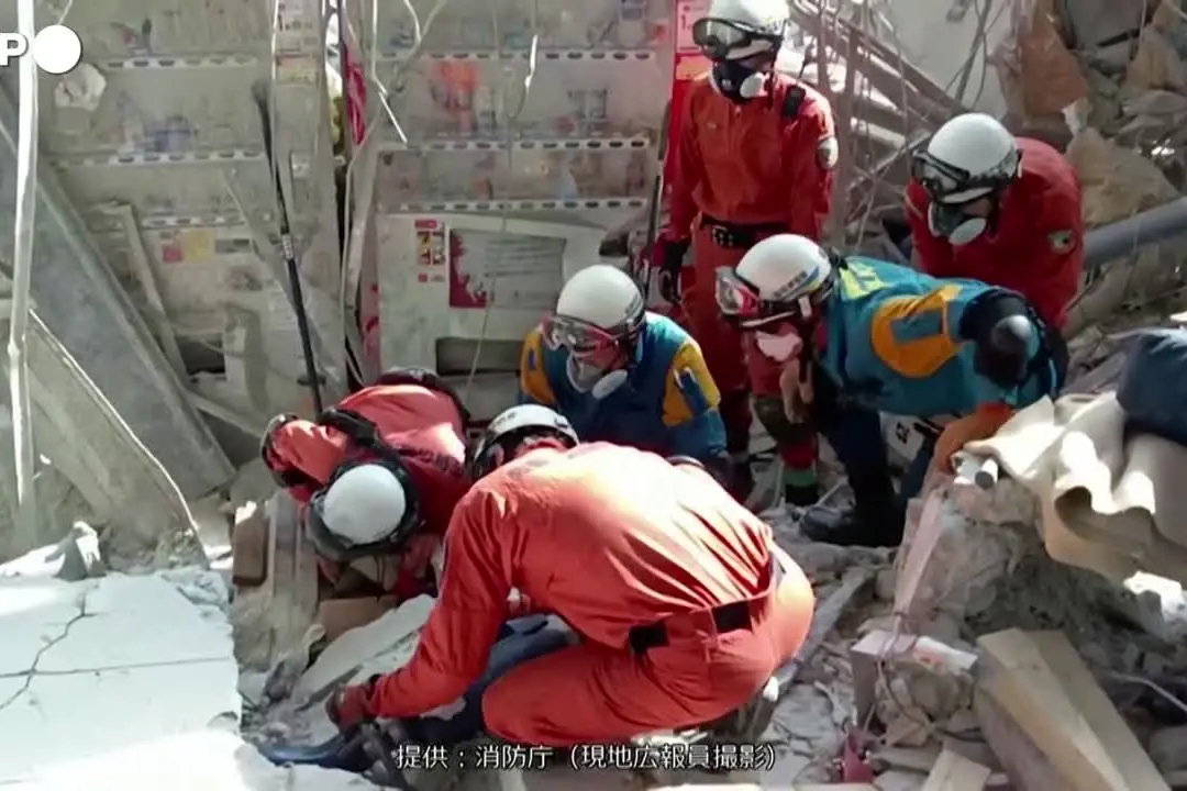 Terremoto in Giappone, le operazioni di soccorso nel centro commerciale crollato