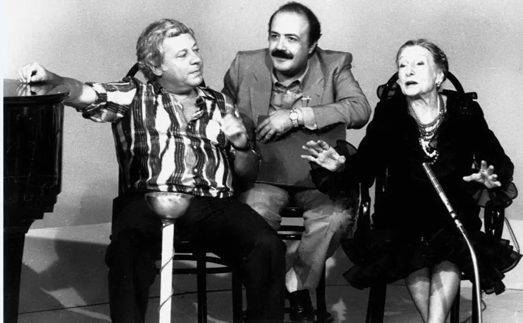 Un giovane Villaggio al Costanzo Show con Paola Borboni