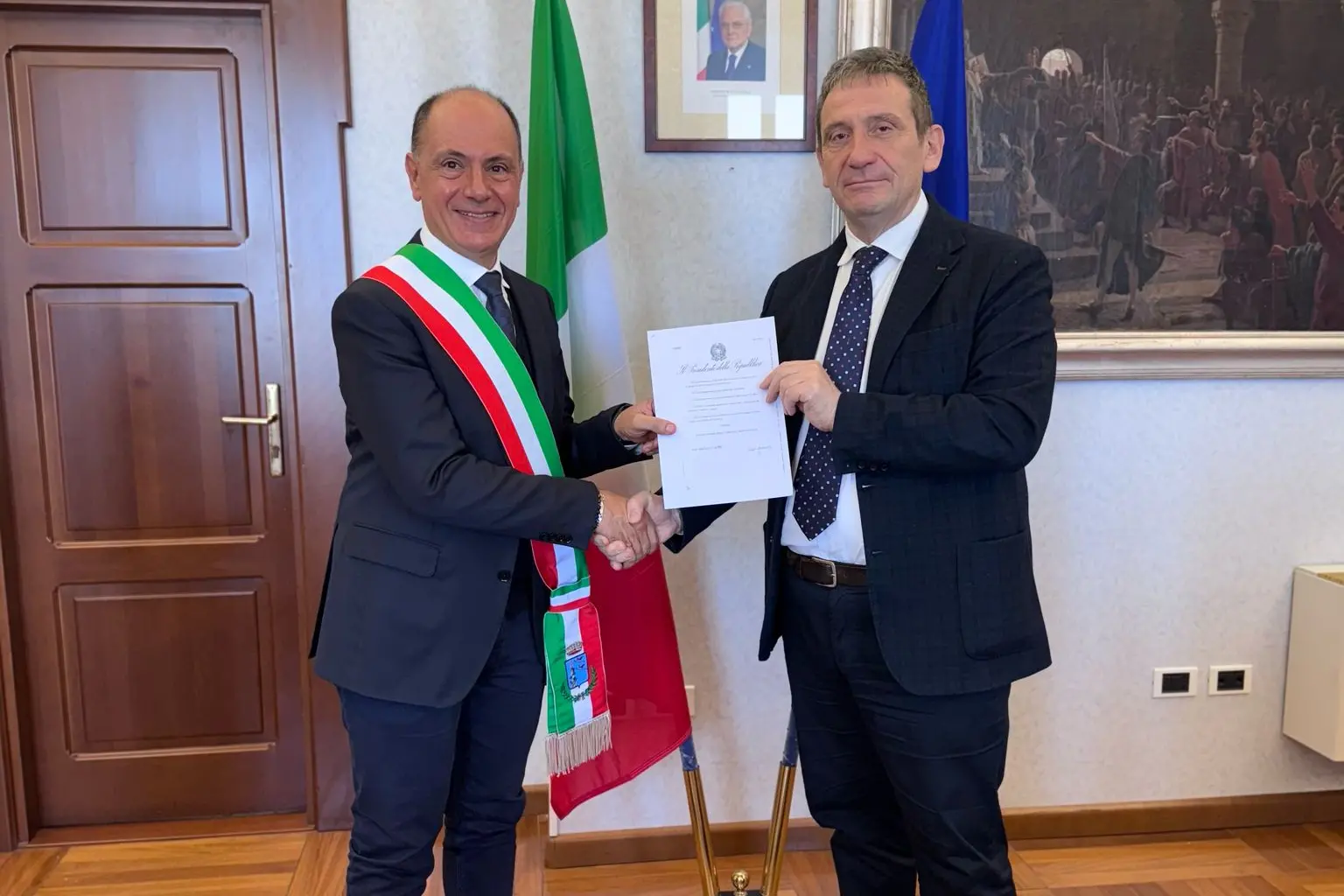 Il prefetto Giuseppe Castaldi consegna il riconoscimento al sindaco Gigi Concu