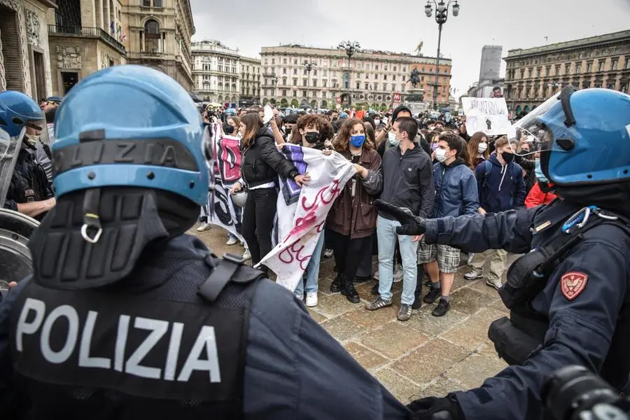 Attimi di tensione alla manifestazione pro famiglia in piazza Duomo: contestazione dei sostenitori del Ddl Zan (Ansa)