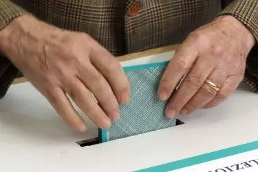 Un elettore vota per le Regionali