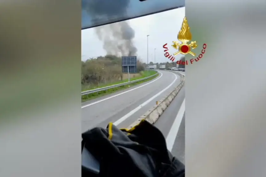 Il casello di Brescia in fiamme, l'intervento dei vigili del fuoco