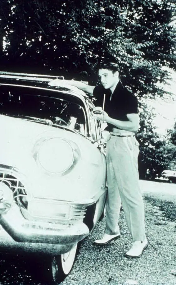 Un'immagine degli anni sessanta lo ritrae con la sua 1956 Lincoln Continenta