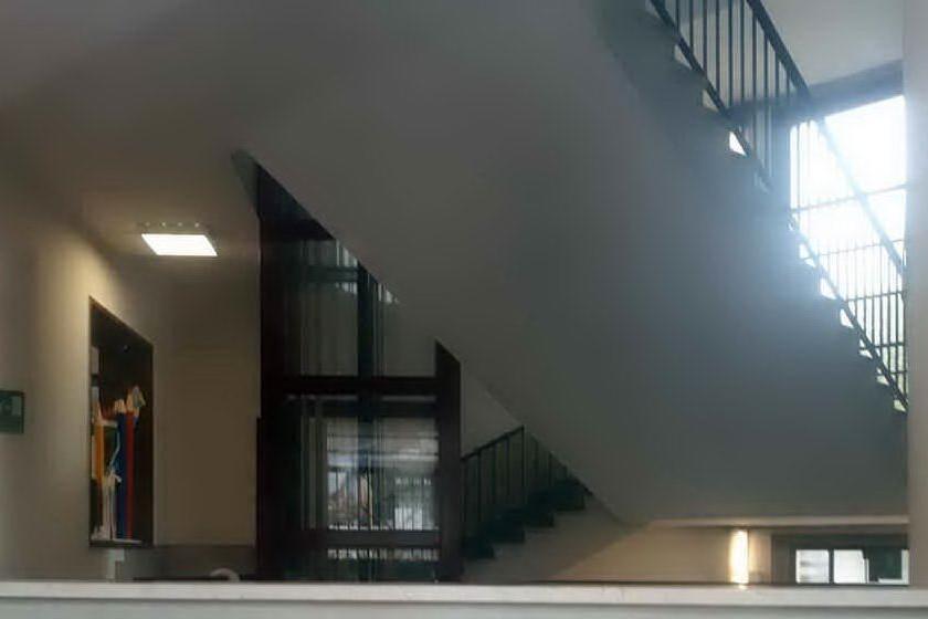 La tromba delle scale della scuola Pirelli di Milano (Archivio L'Unione Sarda)