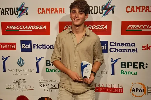 Andrea Arru con uno dei premi ricevuti (foto concessa)