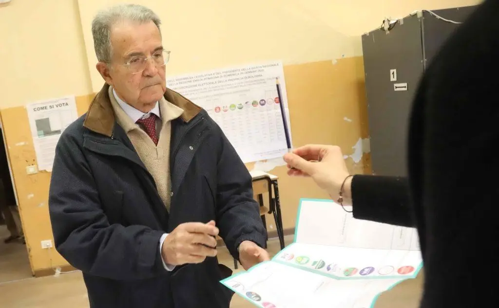 Romano Prodi vota a Bologna (Ansa - Benvenuti)