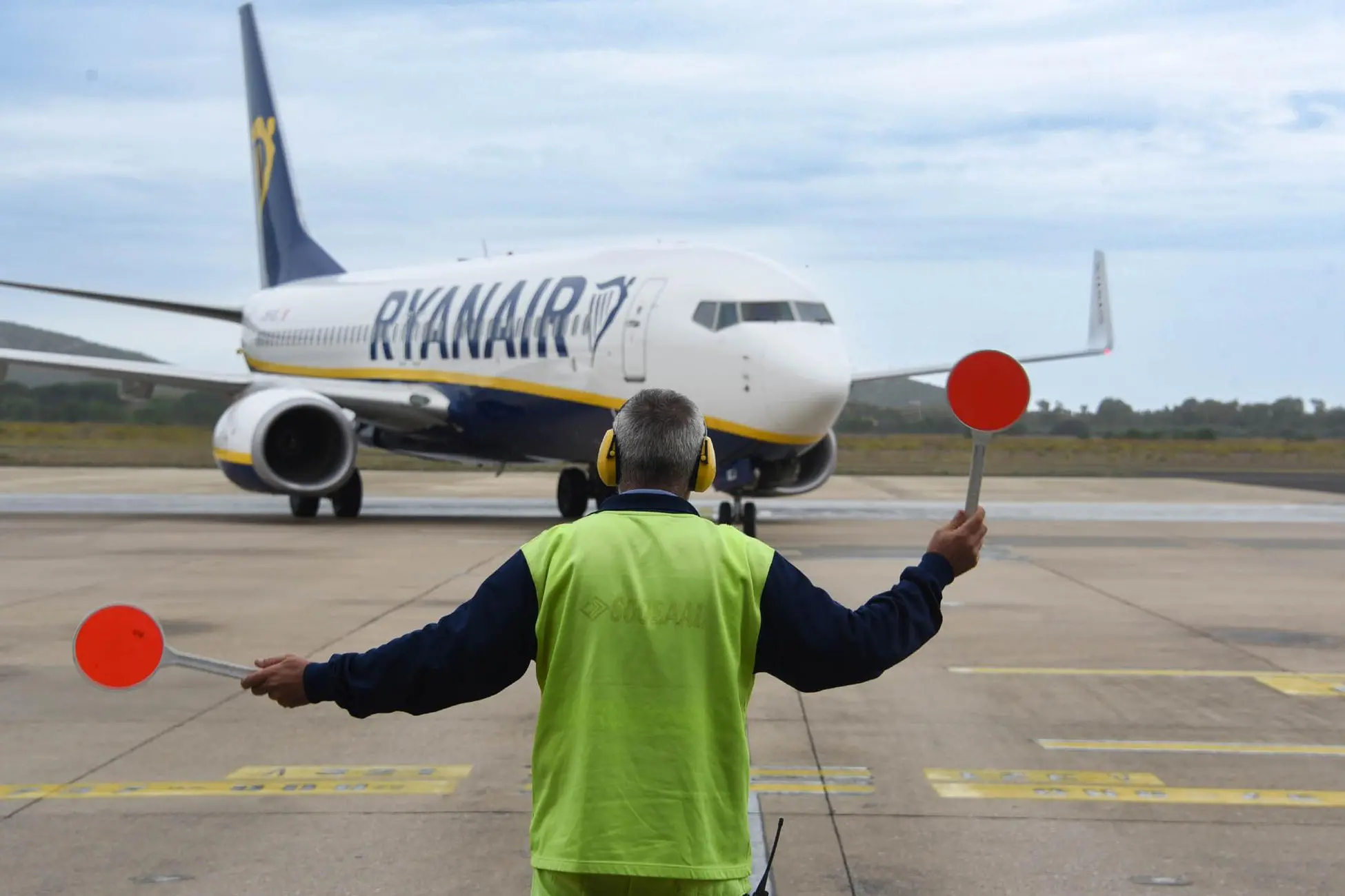 Un aereo di Ryanair in fase di manovra (foto L'Unione Sarda)