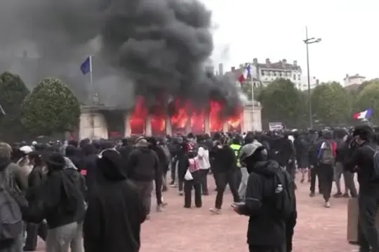 Manifestanti francesi danno fuoco a un ufficio del turismo a Lione